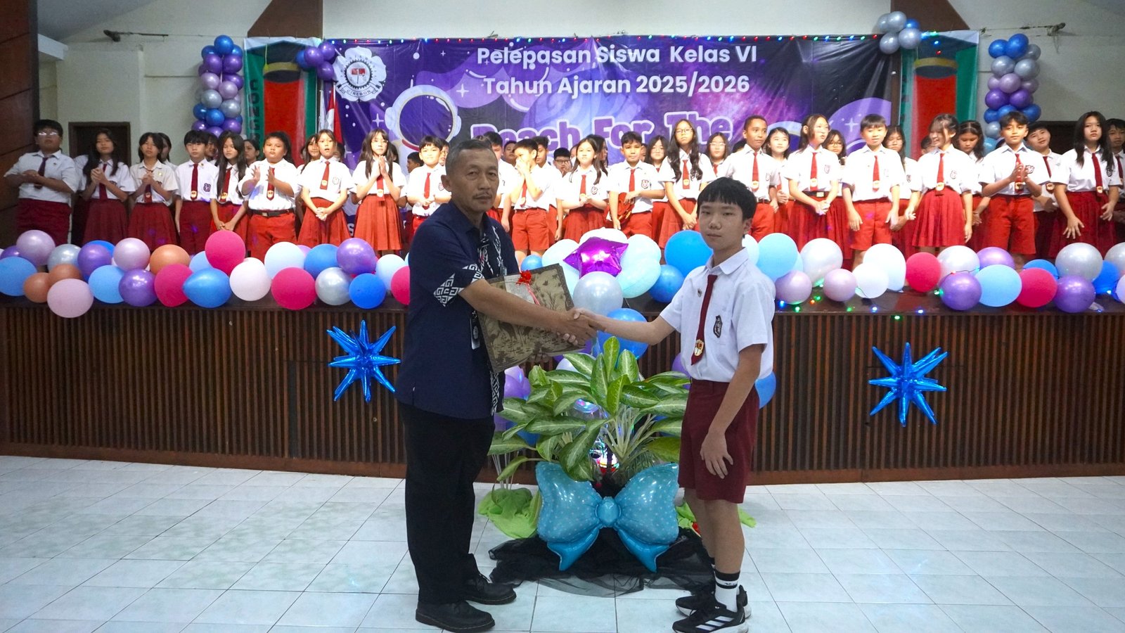 pelepasan siswa kelas vi "reach for the stars"