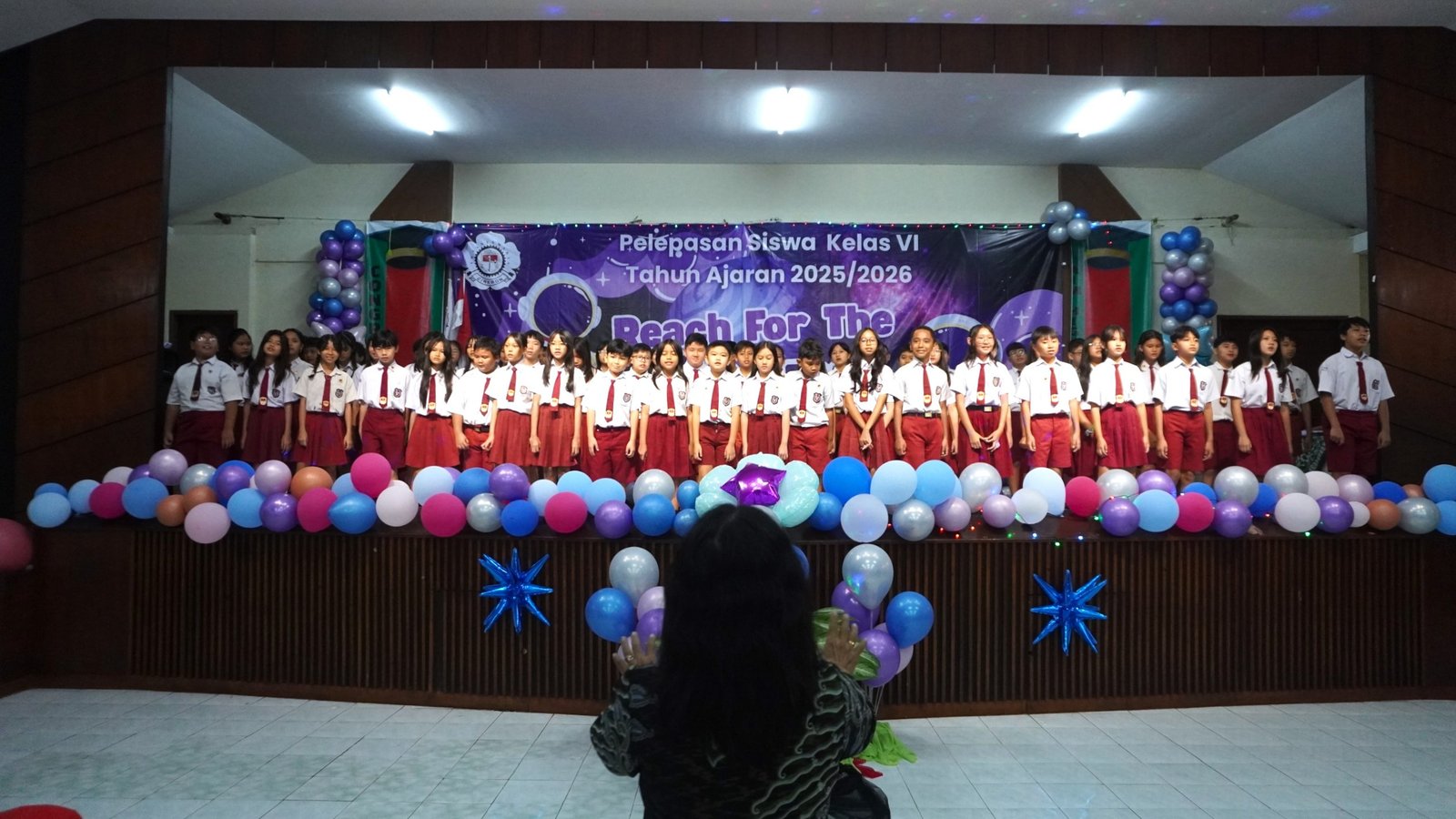 Pelepasan Siswa Kelas VI "Reach For The Stars"